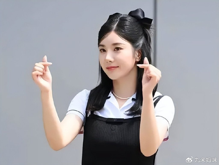 韩国女明星一个拧瓶盖的动作引网友热议，为博眼球，不择手段