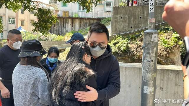 香港名媛蔡天凤“头七”！母亲哭成泪人，伏在女婿怀中不断抽泣 0908