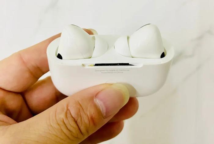 华强北假苹果Airpods，光照一下就会现出原形！