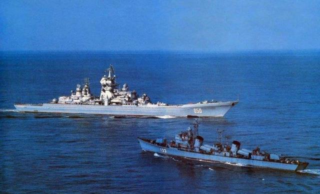 国产051型驱逐舰光荣退役，东海盯防苏联万吨巡洋舰，传奇永铭记