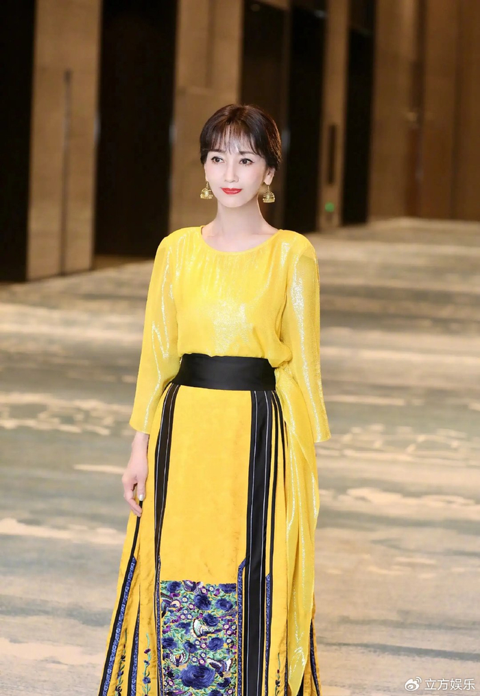 赵雅芝亮穿黄色马面裙 搭配发髻简约温婉风韵犹存