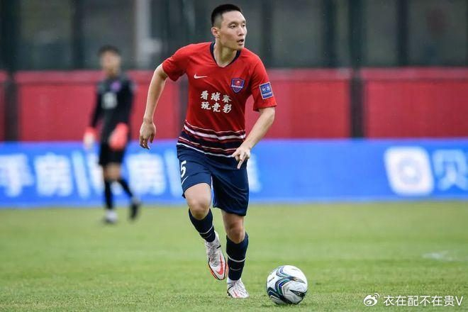 中超球员年薪百万，得罪主帅遭除名，退役后负债400万无奈跑外卖