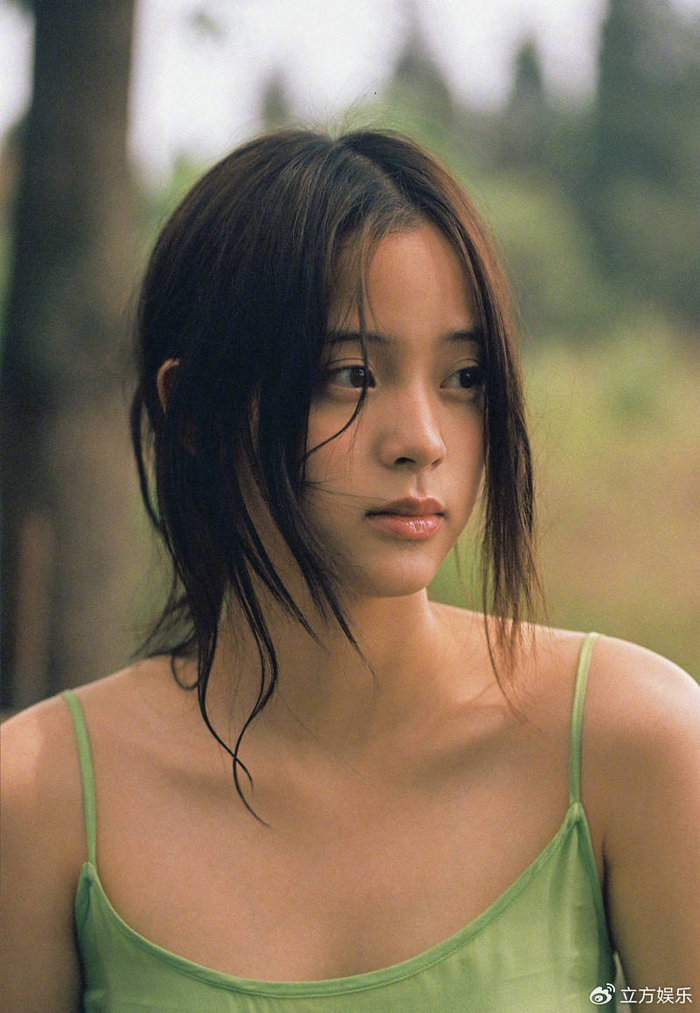 欧阳娜娜妆容淡雅一脸稚嫩 穿绿吊带化身丛林少女
