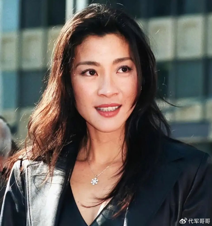 63岁杨紫琼近况曝光！二婚嫁给大17岁富豪，如今婚姻生活很幸福