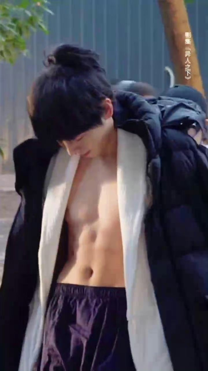 男孩子的颜值打动的一天彭昱畅这一次在新剧花絮给我们展现的6块腹肌 ​