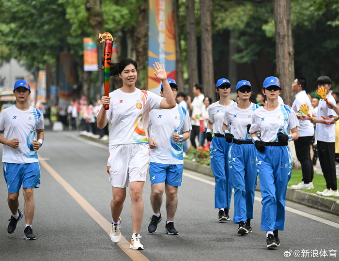 7月2日,成都第31届世界大学生夏季运动会火炬传递成都站起跑仪式……|成都市|四川大学|大运会|四川省|火炬手_新浪新闻
