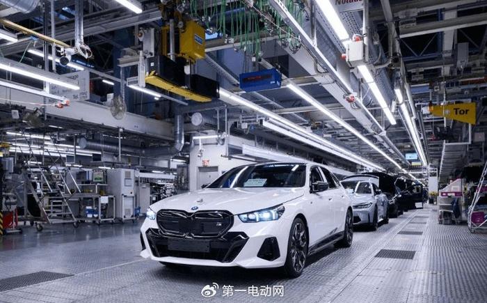 宝马5系首款纯电动车i5正式下线 明年引入国内