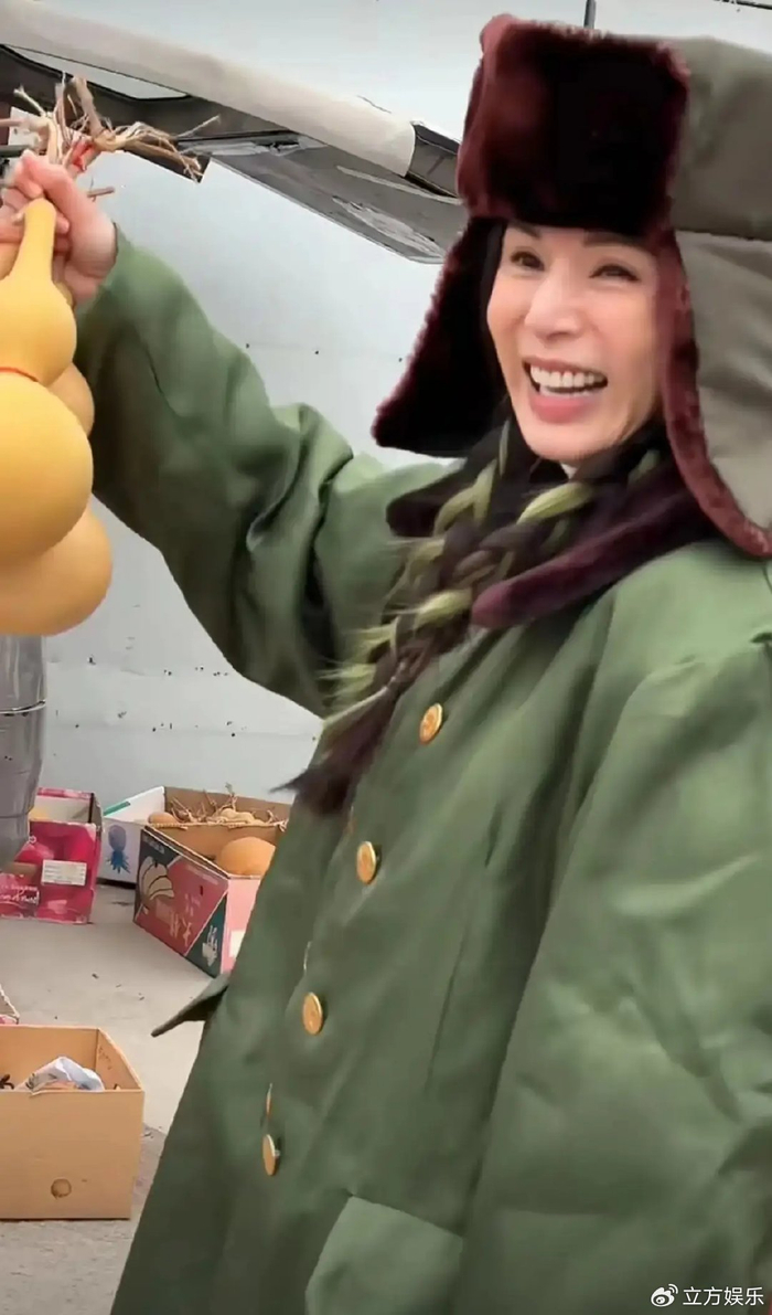 “姑姑”李若彤北京赶集 穿军大衣戴雷锋帽接地气