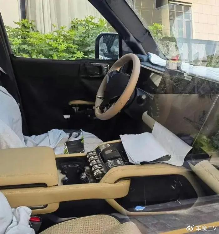 比亚迪王炸越野车,方程豹SF实车谍照再曝光,神秘数字变“2318”