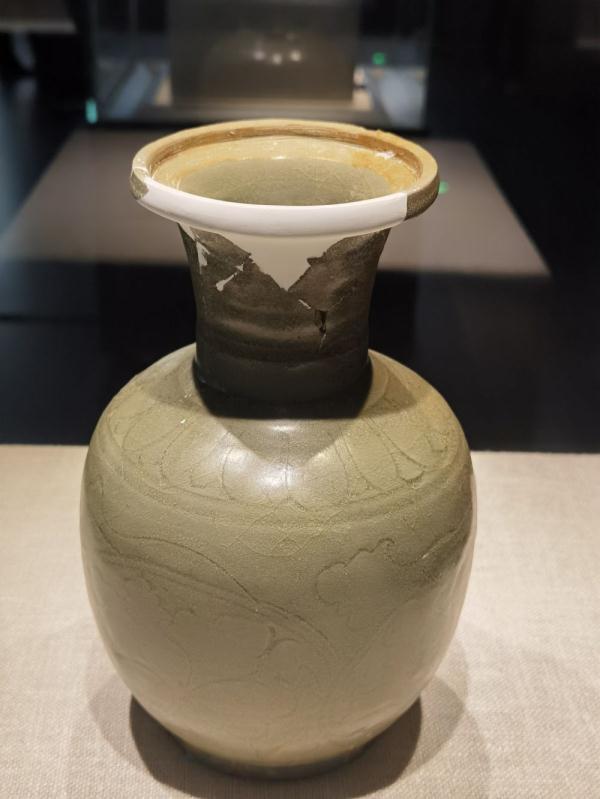 龙泉青瓷亮相上海闵行博物馆，“冰裂纹”展品受关注