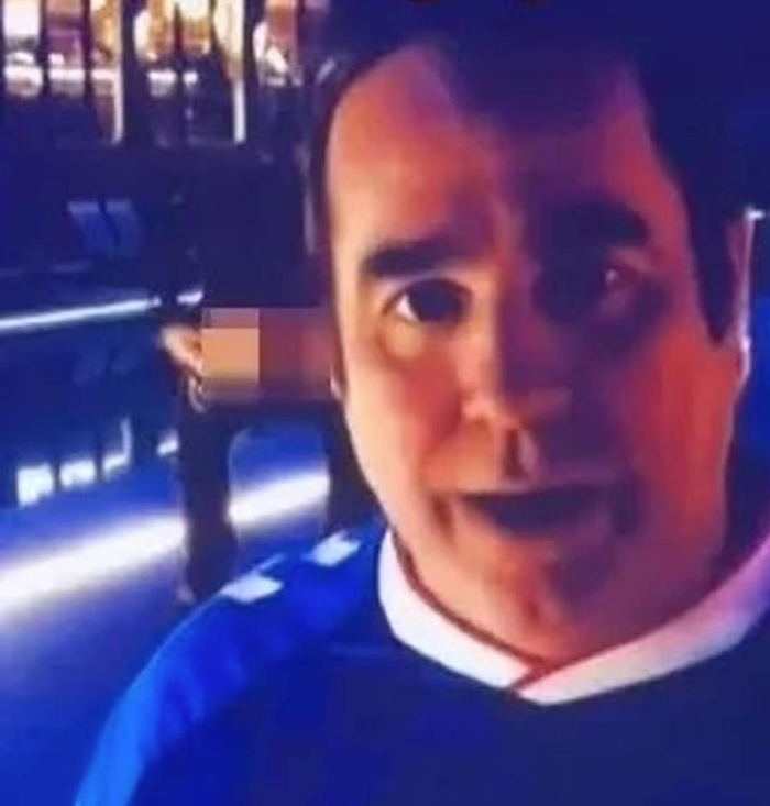 天空体育直播突发意外！球迷镜头前露屁股，主持人紧急道歉中断采访