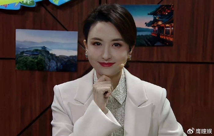 喝生牛血，体验狮口夺食，离开央视的张蕾活出不一样的人生