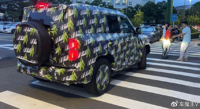 比亚迪王炸越野车,方程豹SF实车谍照再曝光,神秘数字变“2318”