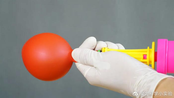 魔力科学小实验，这只气球有点怪，一秒钟就能换个颜色！