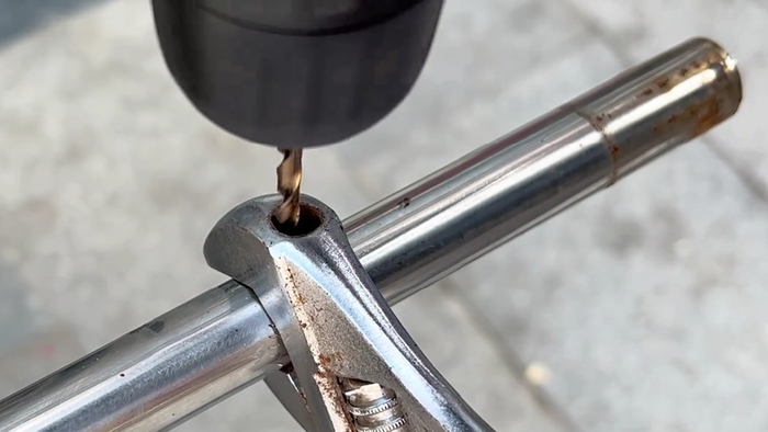 才知道,不锈钢管上放一个扳手,钻孔速度又快又好用,涨见识了