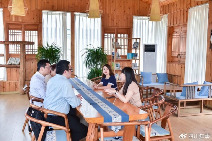 参观间隙，代表团一行人小憩于古色古香的百草园，闫瑾娓娓道来，告诉代