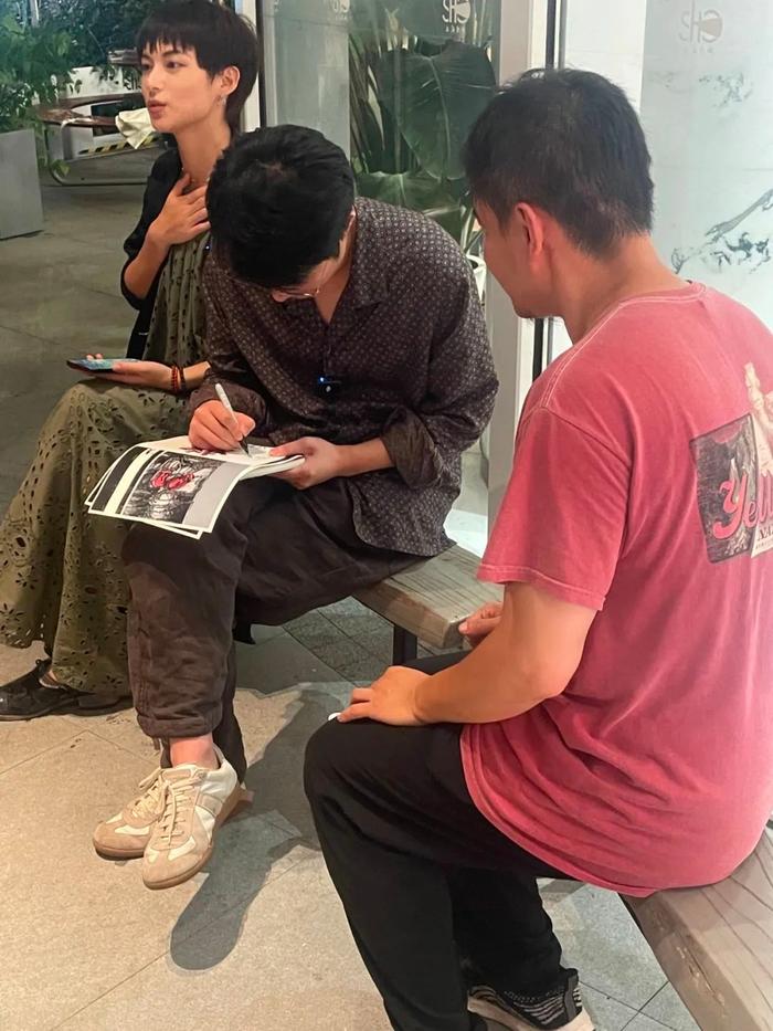 当一名文艺片导演决定在路边摆摊等待观众