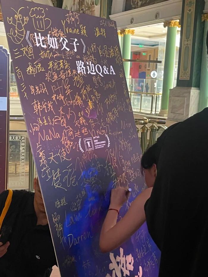 当一名文艺片导演决定在路边摆摊等待观众