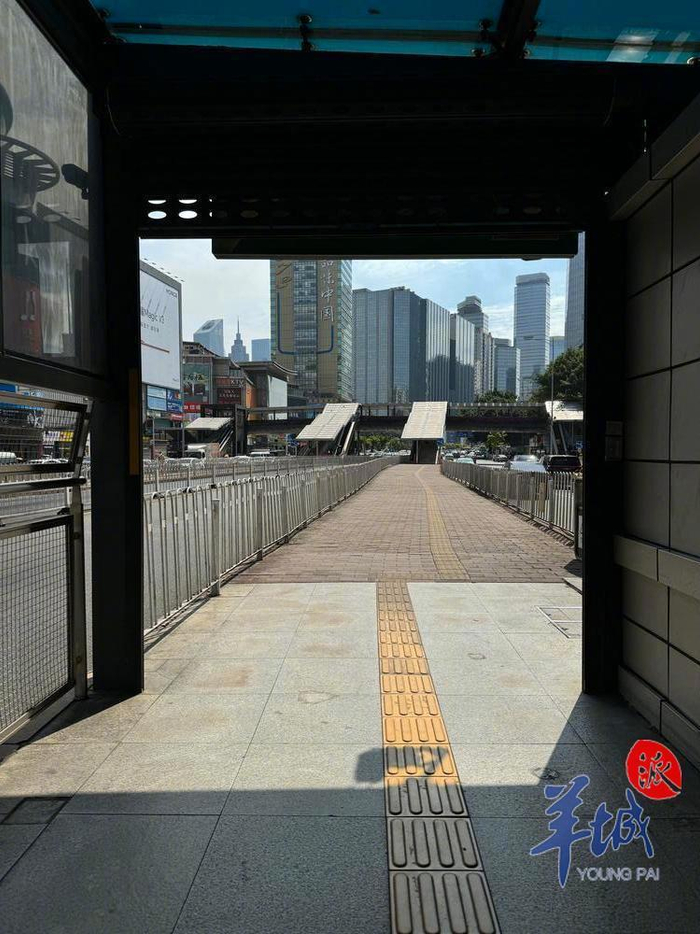 日晒雨淋,这两座BRT天桥为何不装雨棚?|广州市|广东省|人行天桥|站台|中山大道_新浪新闻