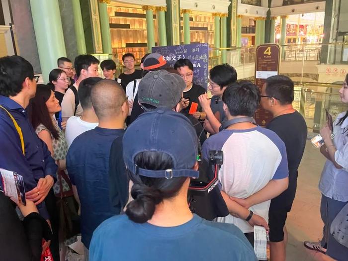 当一名文艺片导演决定在路边摆摊等待观众
