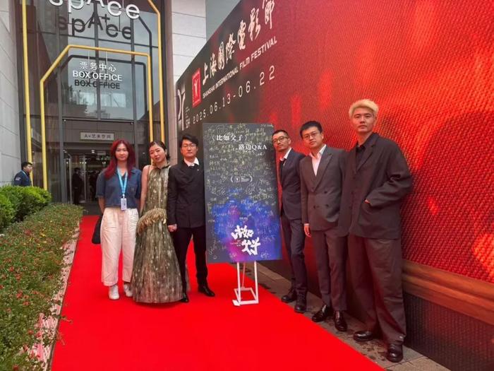 当一名文艺片导演决定在路边摆摊等待观众