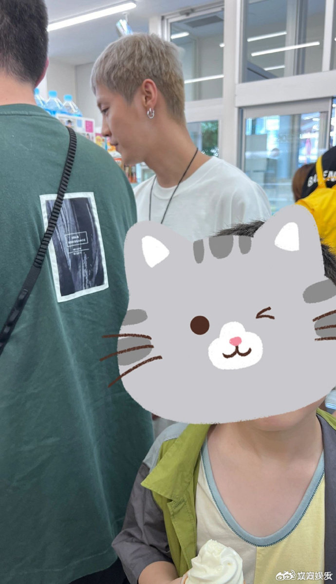 中国网友日本偶遇鹿晗关晓彤 小情侣穿着休闲低调恩爱