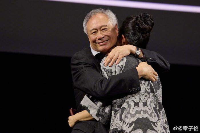 章子怡发文谈与李安25年后深情拥抱，回忆《卧虎藏龙》时光