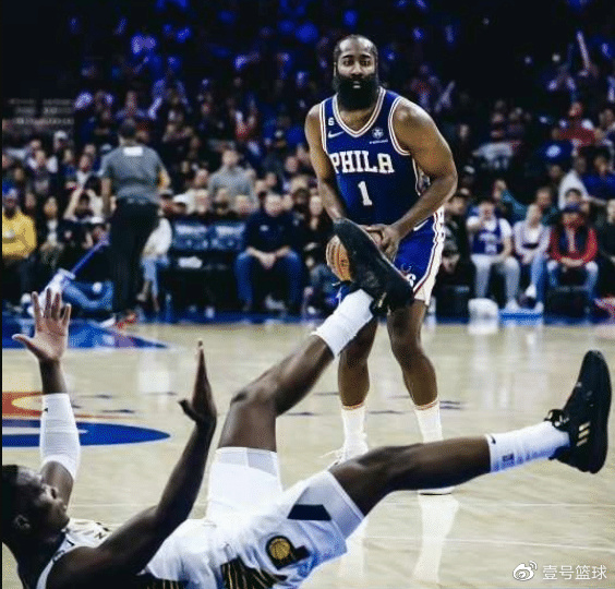 哈登带队冲击季后赛 新一轮NBA比分更新引发球迷广泛关注