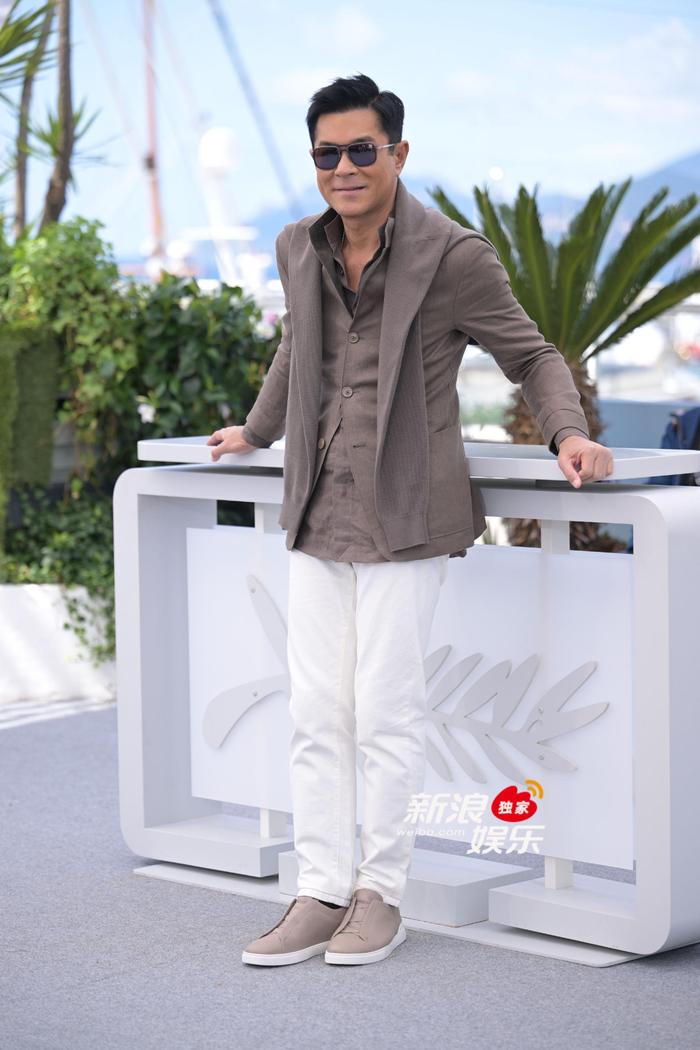古天乐随《风林火山》剧组亮相photocall，肤色和衣服颜色很配