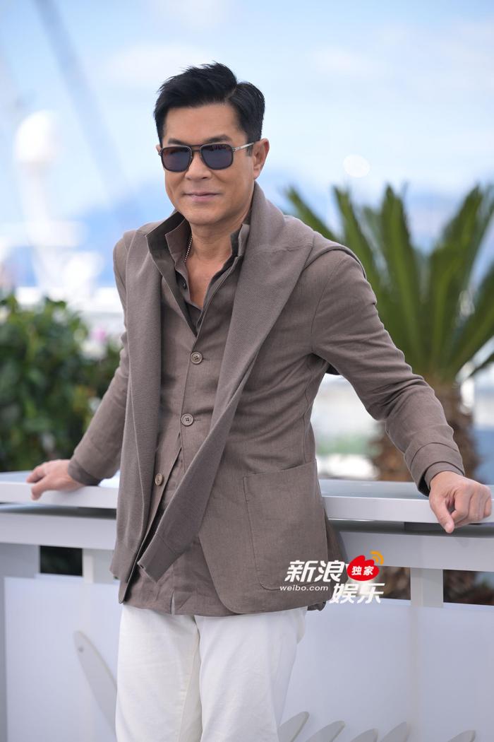 古天乐随《风林火山》剧组亮相photocall，肤色和衣服颜色很配