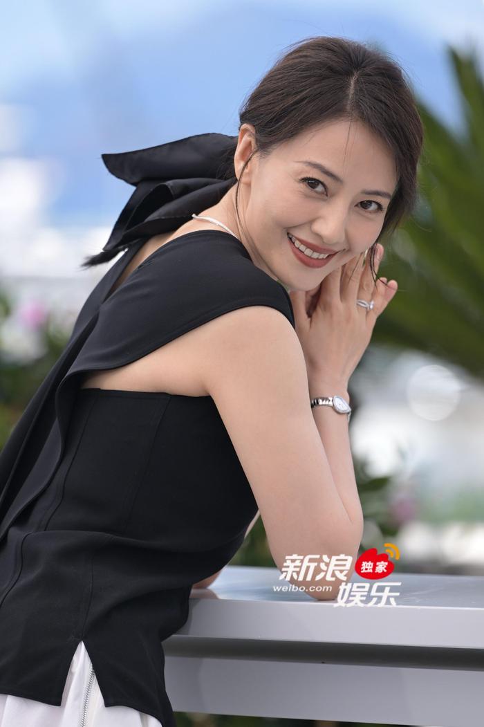 高圆圆随《风林火山》剧组亮相photocall，美得很优雅很奥黛丽赫本！