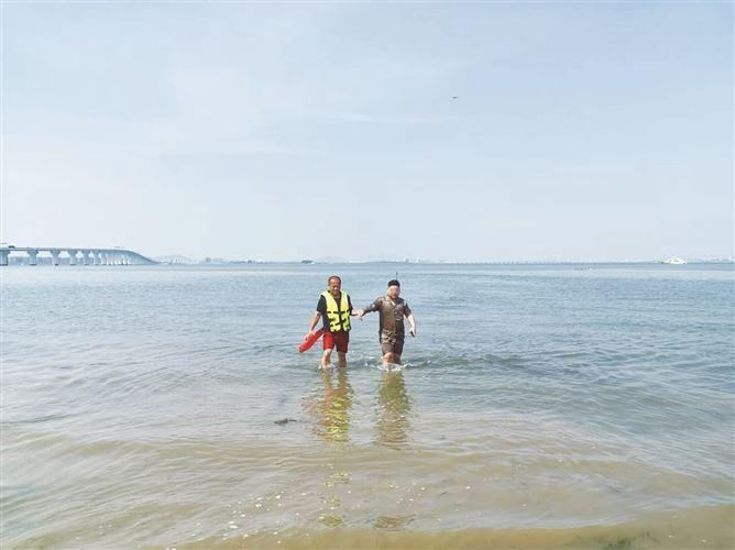 游客被困退伍军人果断破浪救人