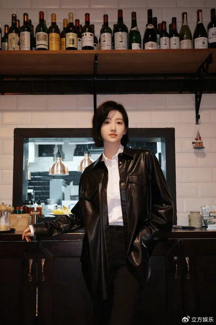 景甜皮衣短发好潇洒 老公姐造型锐利率性气场全开