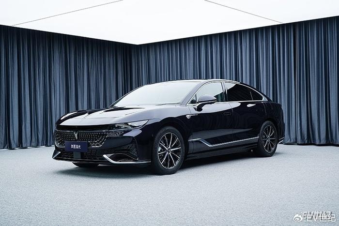 岚图追光PHEV版车型曝光,将与奥迪A6L、奔驰E竞争