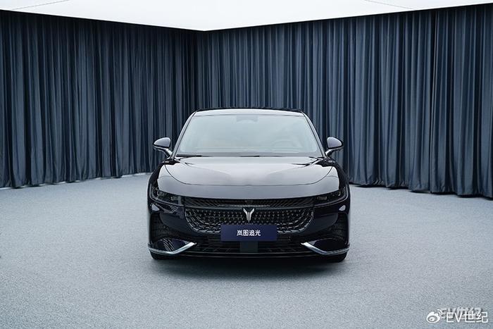 岚图追光PHEV版车型曝光,将与奥迪A6L、奔驰E竞争