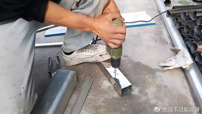 才知道,不锈钢管上放一个扳手,钻孔速度又快又好用,涨见识了