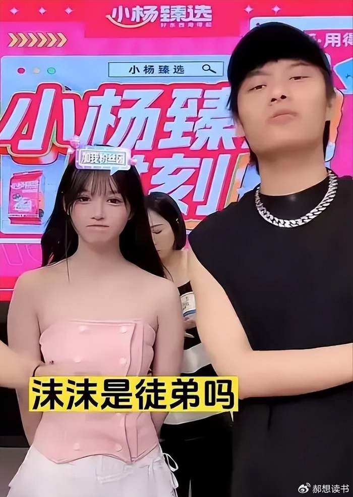 草丛中经常有“白色沫沫”，农村老人说是蛇的口水，这...