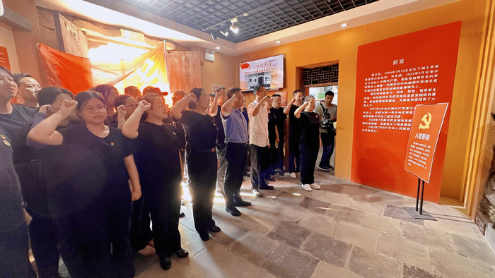 活动中，党员们还参观了蔡以忱陈列馆，集体重温了入党誓词，感悟了蔡以忱一生追求真理、奋力践行党员理想信