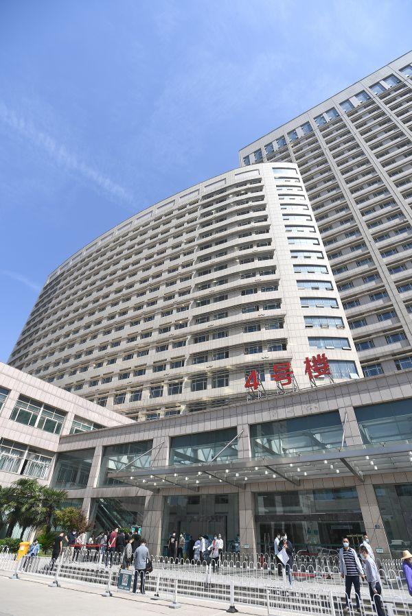 王忠林看望慰问一线护士