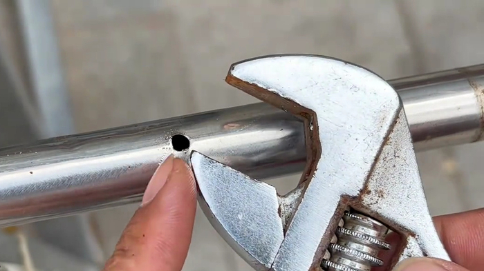 才知道,不锈钢管上放一个扳手,钻孔速度又快又好用,涨见识了