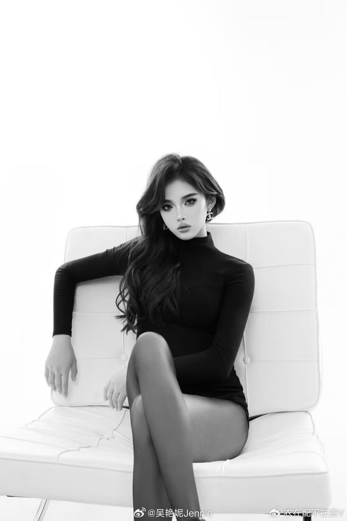 27岁吴艳妮晒艺术照！网友吐槽：修图太狠 亲妈都认不出来