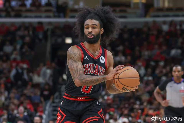 与此同时,澳大利亚外交部长黄英贤宣布,伊朗驻澳大使艾哈迈德·萨德吉以及三名外交官已被正式列为“不受欢迎的人”,他们必须在7天内离境。她特别强调,这是自二战结束以来,澳大利亚首次驱逐一国大使。黄英贤补充道,为了维护必要的沟通渠道,澳方将保留与德黑兰之间的部分外交联系,但其驻伊朗大使馆的运作将全面暂停,使馆人员已被转移至第三国。在记者会上,当被问及是否要求内塔尼亚胡为此道歉时,阿尔巴尼斯回应称,他并不打算陷入个人争端。他强调,自己关注的焦点是采取符合原则的措施,保护社会凝聚力,回应澳大利亚人民的期待。