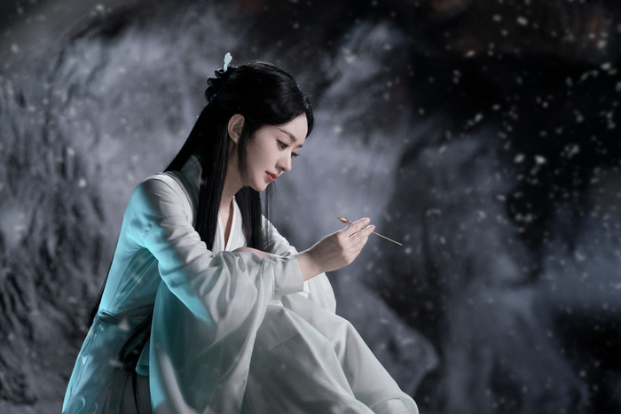 落雪覆容颜,霜凝眉宇间,寒风拂面过,宛若水中仙