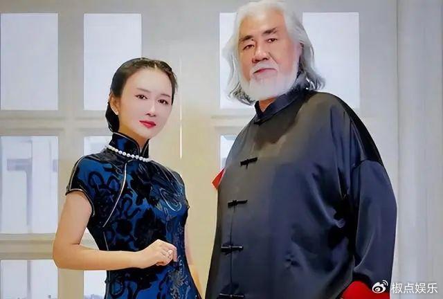 张纪中夫妇与61岁岳母罕见合影，如同爷孙三代，岳父岳母打扮时尚