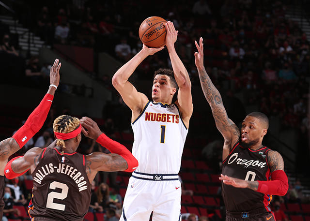 NBA战报约基奇狂砍三双率队逆转