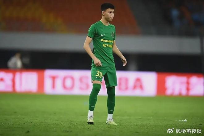 从国足希望到低级失误送点！王钰栋成长的阵痛来了，能扛过去吗？