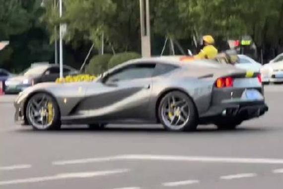 男子获家人资助31万购车，自付800元油费开启人生新篇章