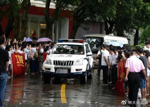 李嘉诚回老家排场大！警车开道列队欢迎，和美女老总亲密合影大笑