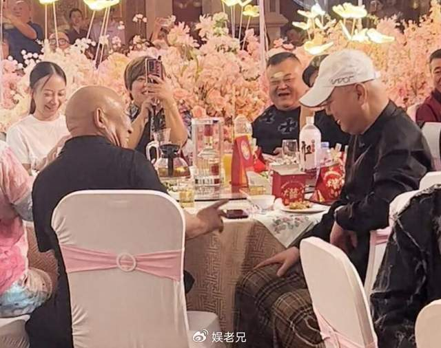 邵峰儿子办婚礼，郭冬临亲临捧场，婚宴一桌才6000，略显寒酸！