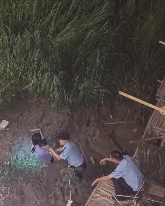 丈夫带儿子跳江,丈夫:我每星期赚4000,拿1000红包超模是不是了?(图1) 丈夫带儿子跳江,丈夫:我每星期赚4000,拿1000红包超模是不是了?(图1)